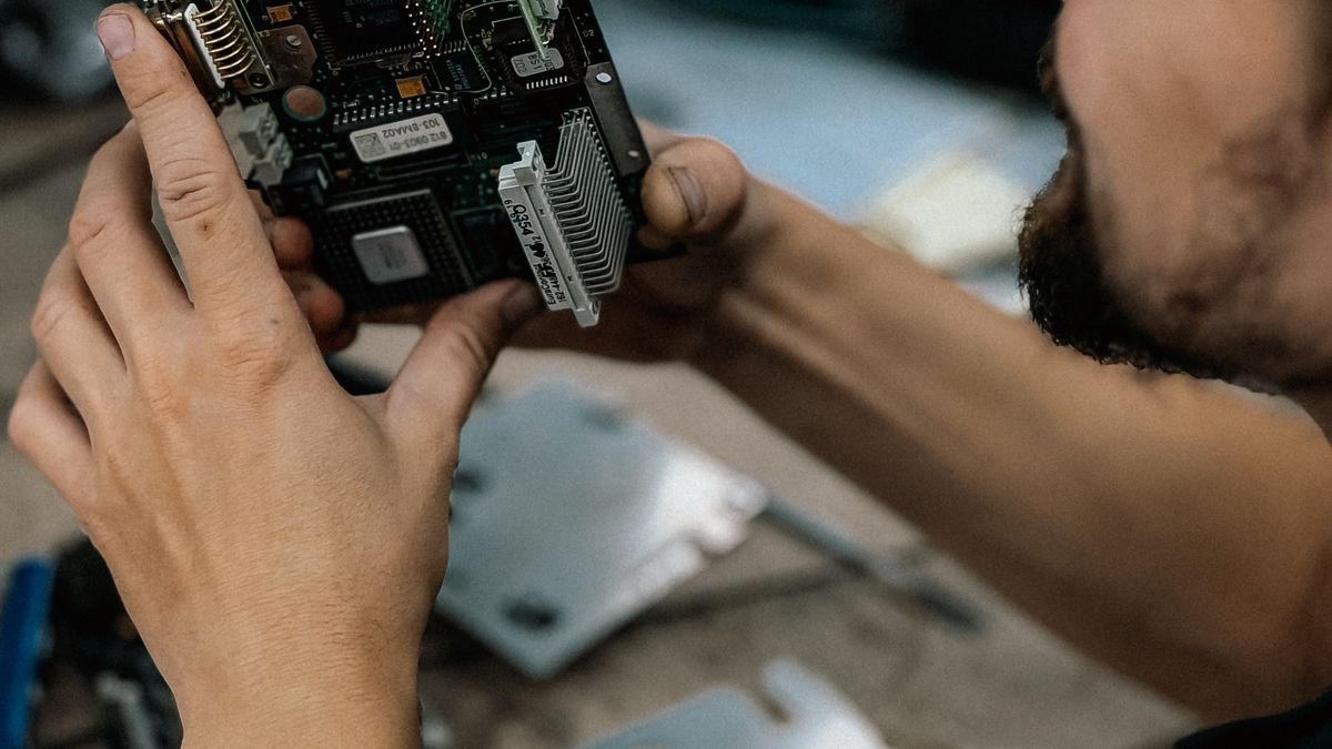 聚鑫汇国际app官网：《纸玫瑰的叙事褶皱》